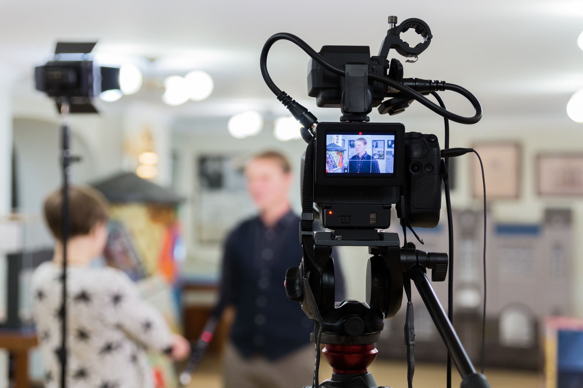 Caméra filmant des participants à un tournage vidéo