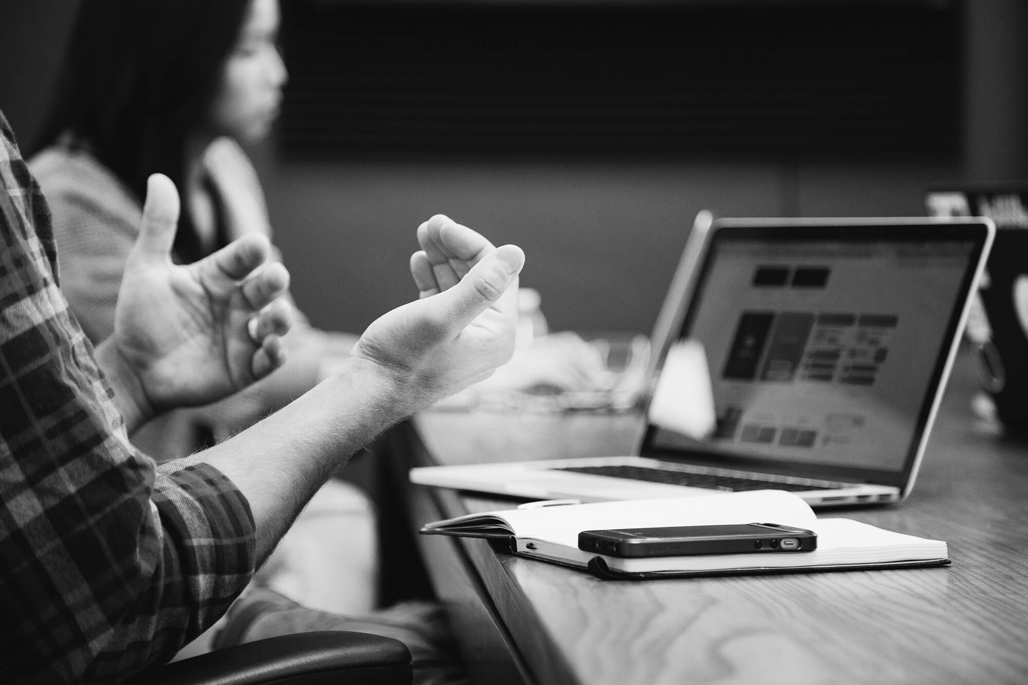 Personnes assises à une table pour travailler