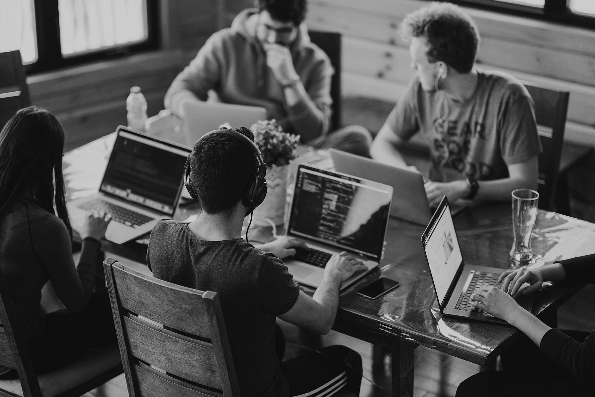 Personnes travaillant sur des ordinateurs autour d'une table