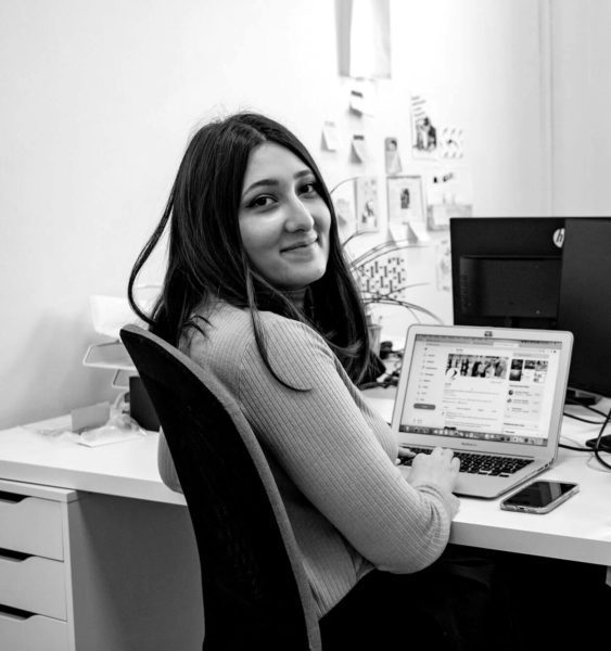 Personne souriante devant un ordinateur