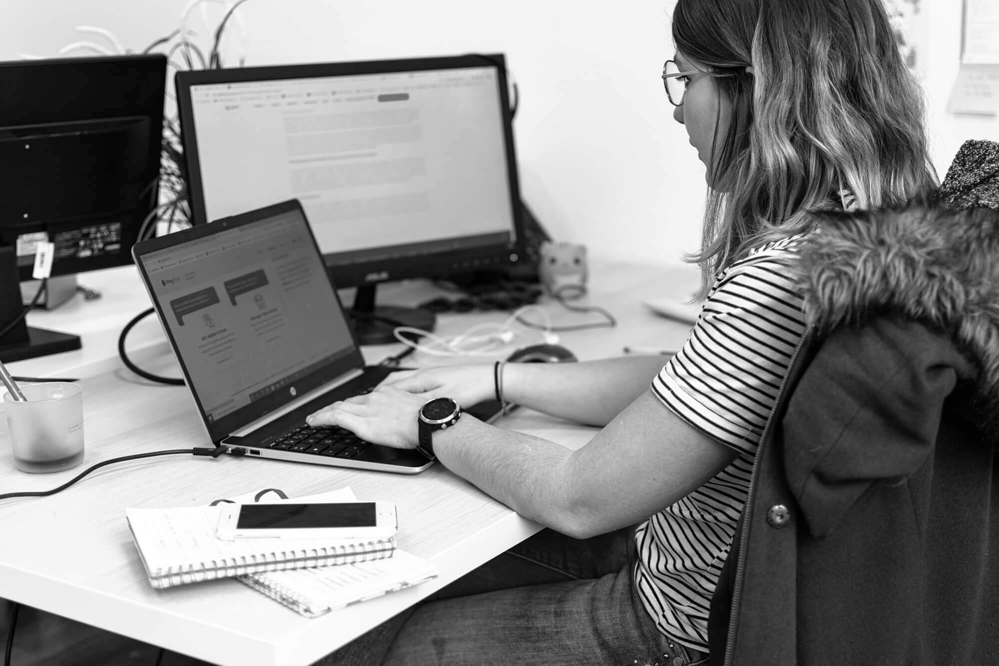 Jeune femme en train de travailler sur un ordinateur portable