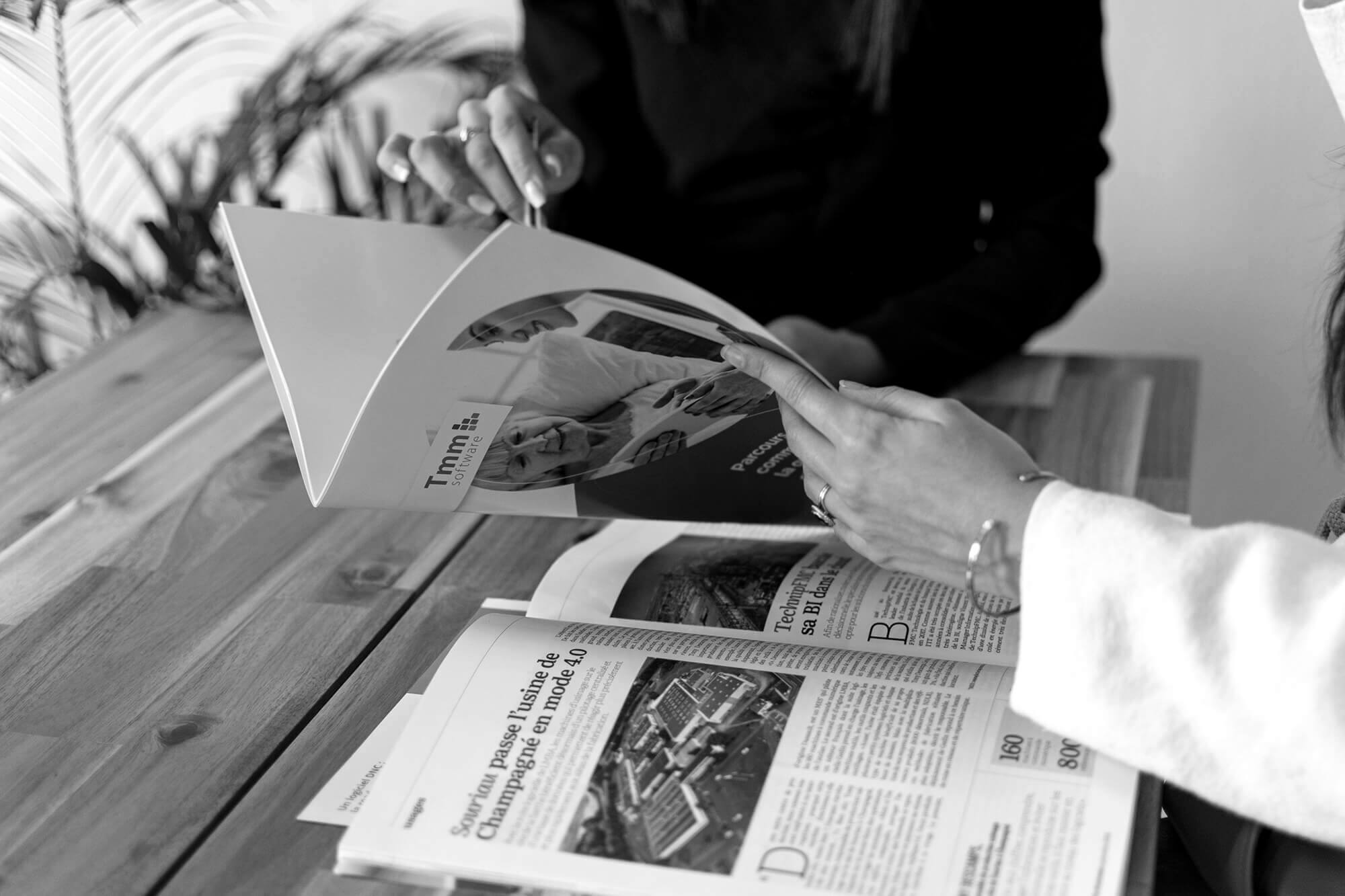 Deux personnes regardent des documents de presse