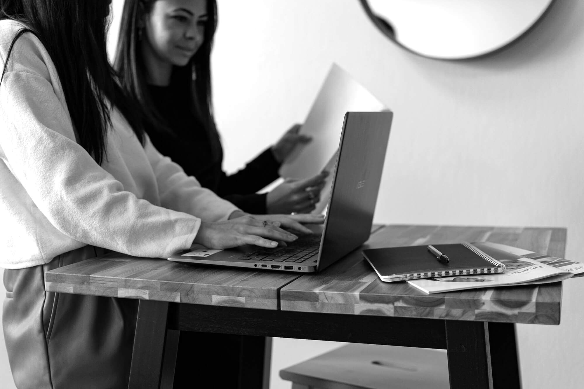 Deux jeunes femmes devant un ordinateur portable