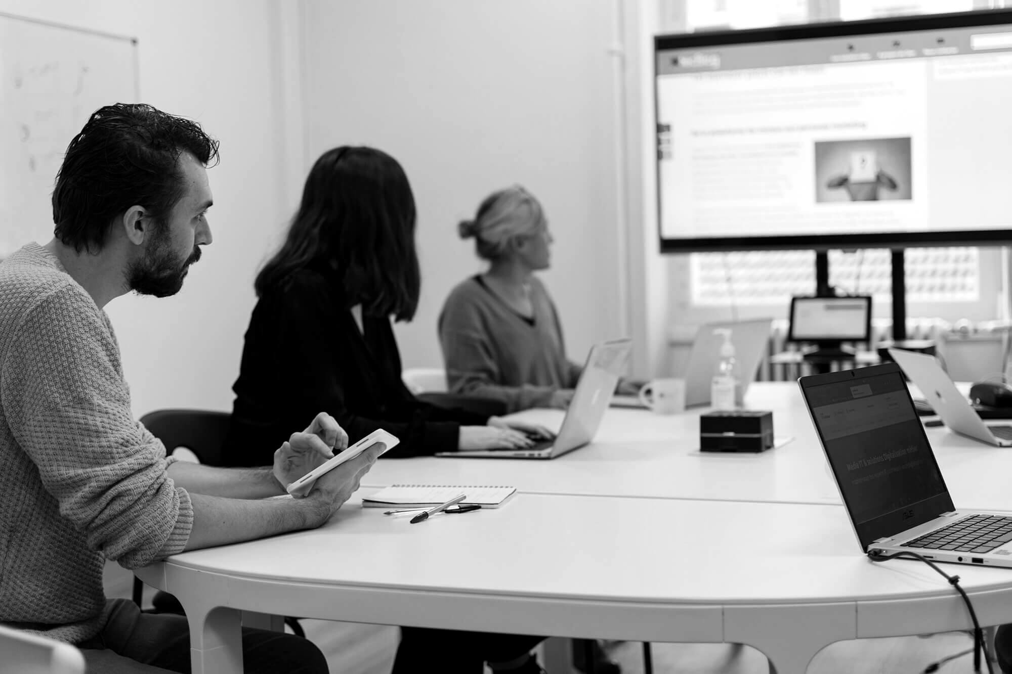 Groupe de personnes regardant un écran