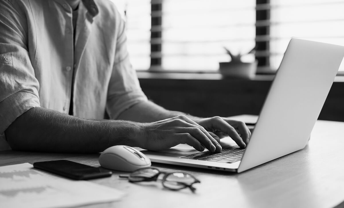 Personne utilisant un ordinateur portable sur son bureau