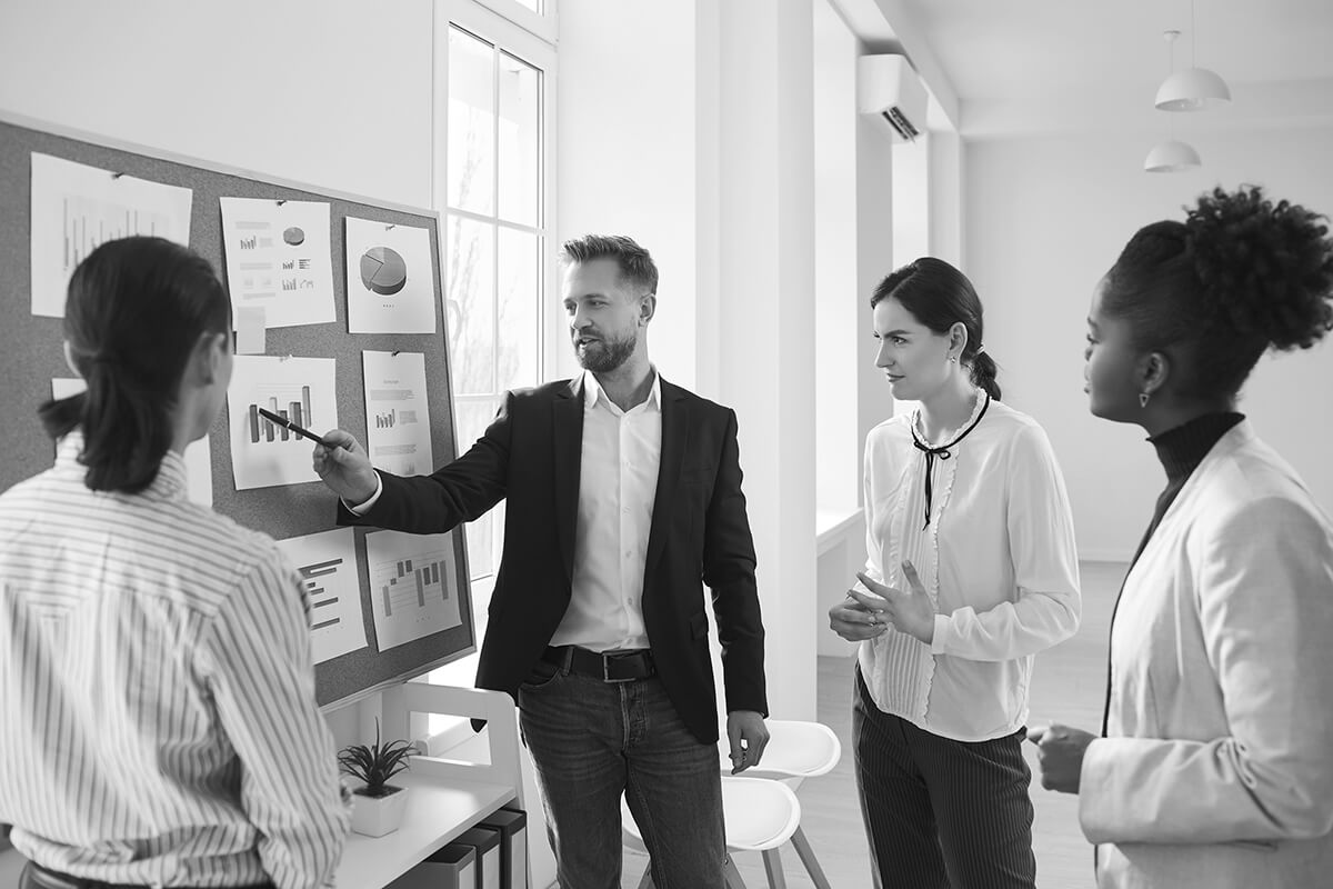 Groupe d'employés en train de discuter de graphiques statistiques