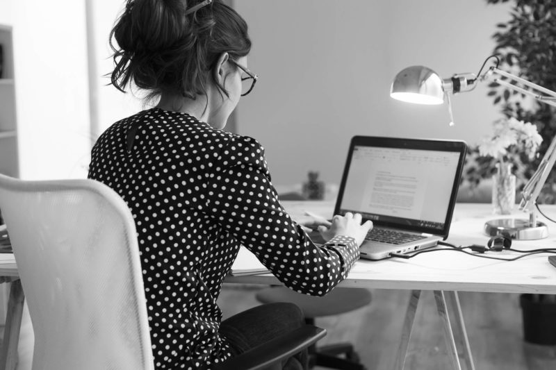 Jeune femme préparant l'envoi d'un emailing pour éditeur de logiciel