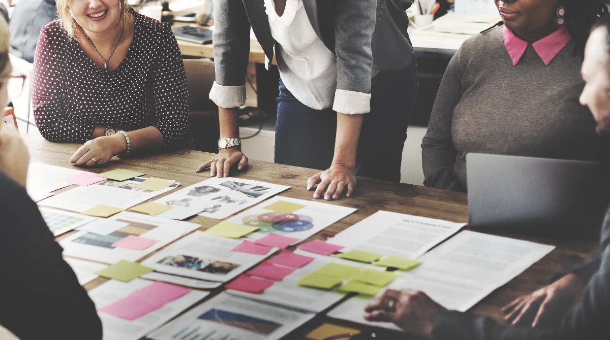 Consultation de documents de travail posés sur une table