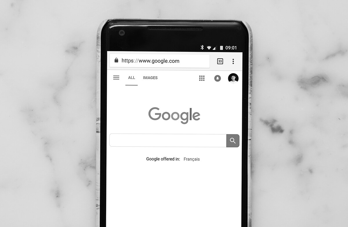 Vue de la page d'accueil de Google sur un smartphone