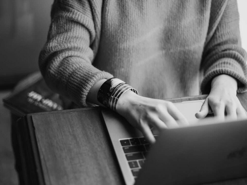 Personne travaillant sur un ordinateur portable