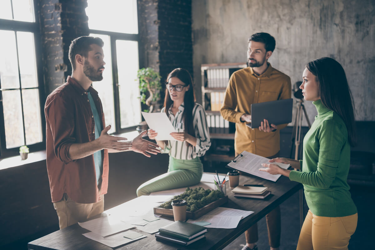 Groupe de personnes discutant autour d'une table