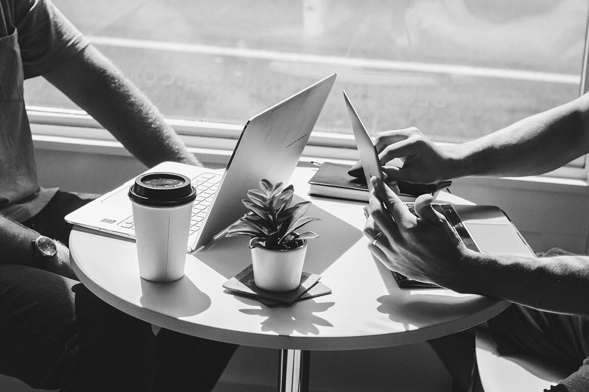 Échange entre deux personnes autour d'une table