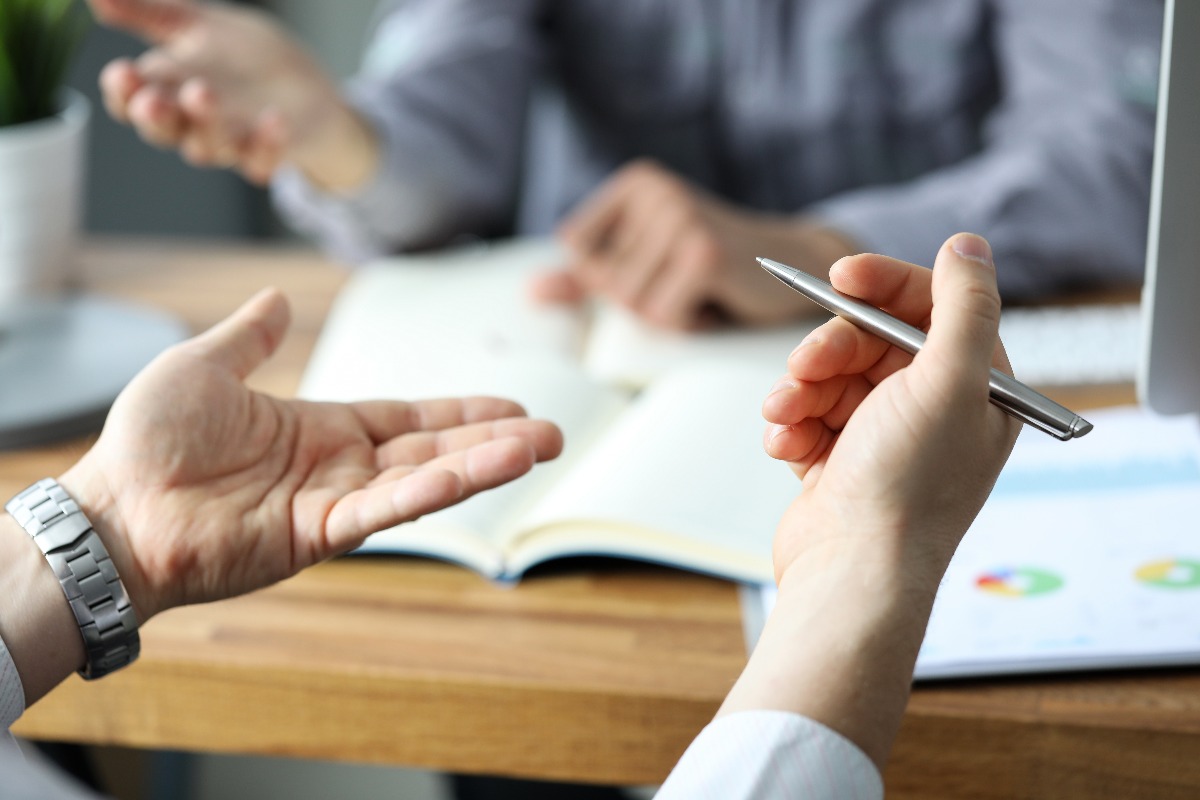 Deux personnes discutent des résultats d'une étude qualitative menée par leur cabinet