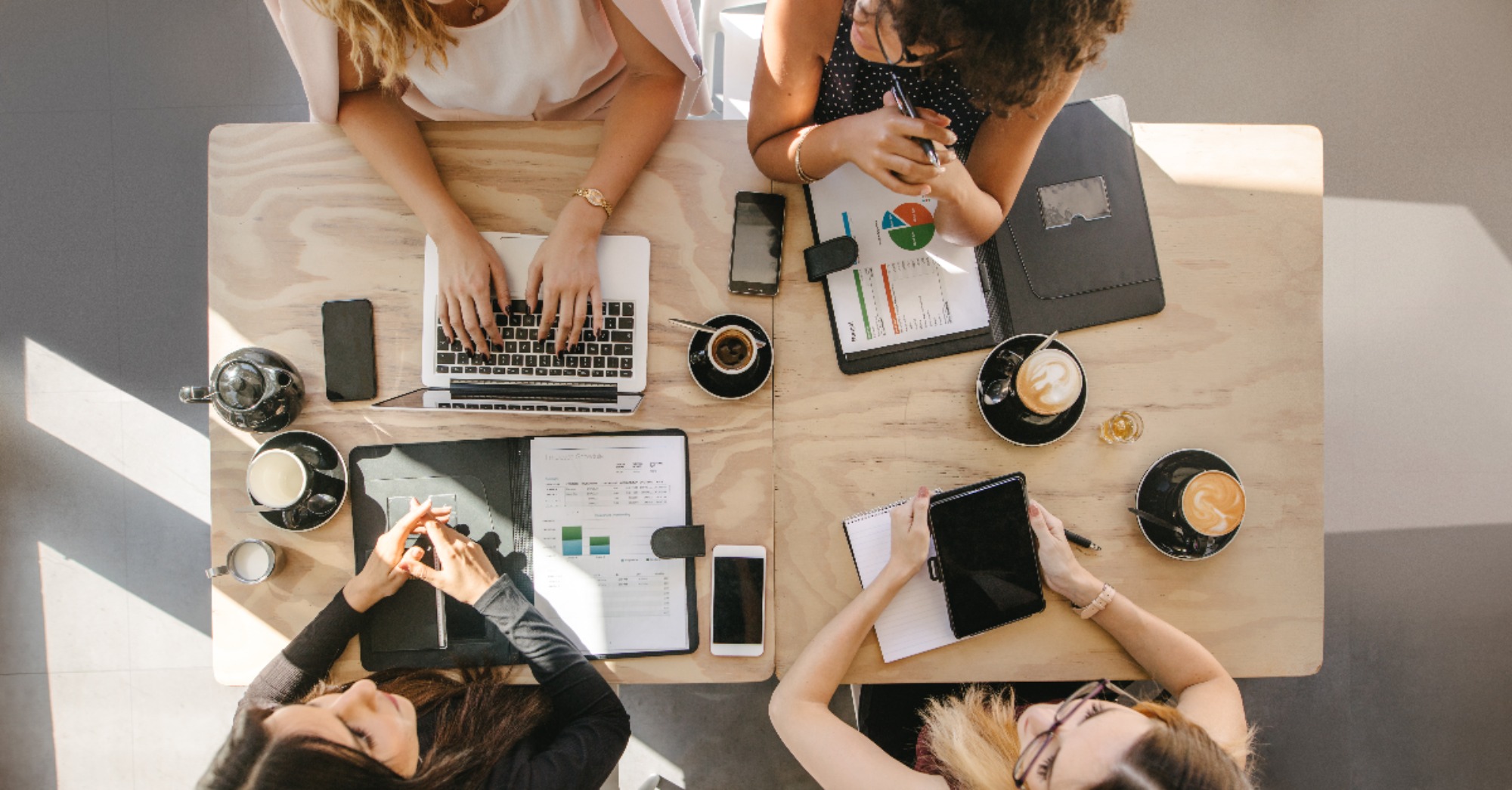 Personnes travaillant autour d'une table