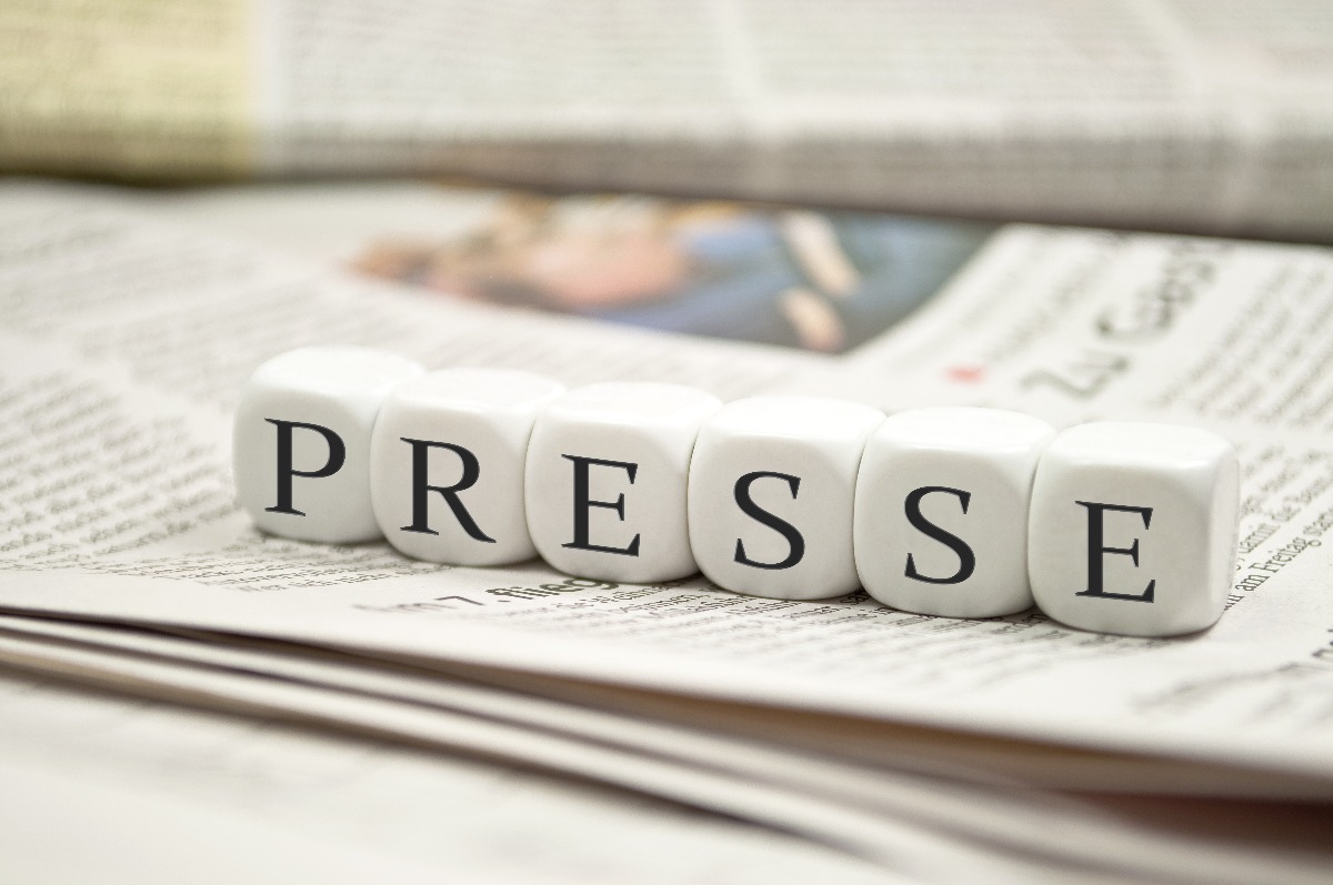 Dés alignés formant le mot presse