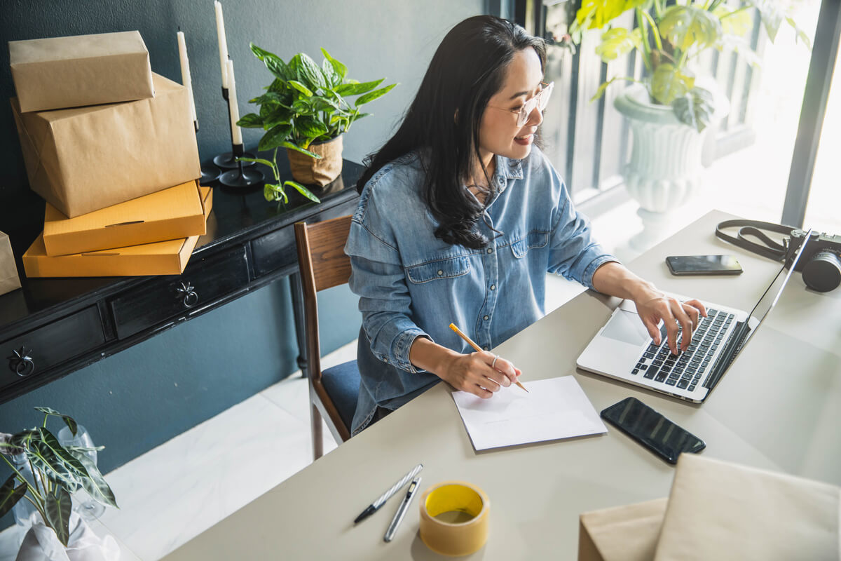 Personne télétravaillant grâce à son ordinateur