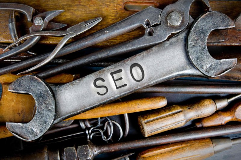 Outil portant l'inscription SEO sur son manche