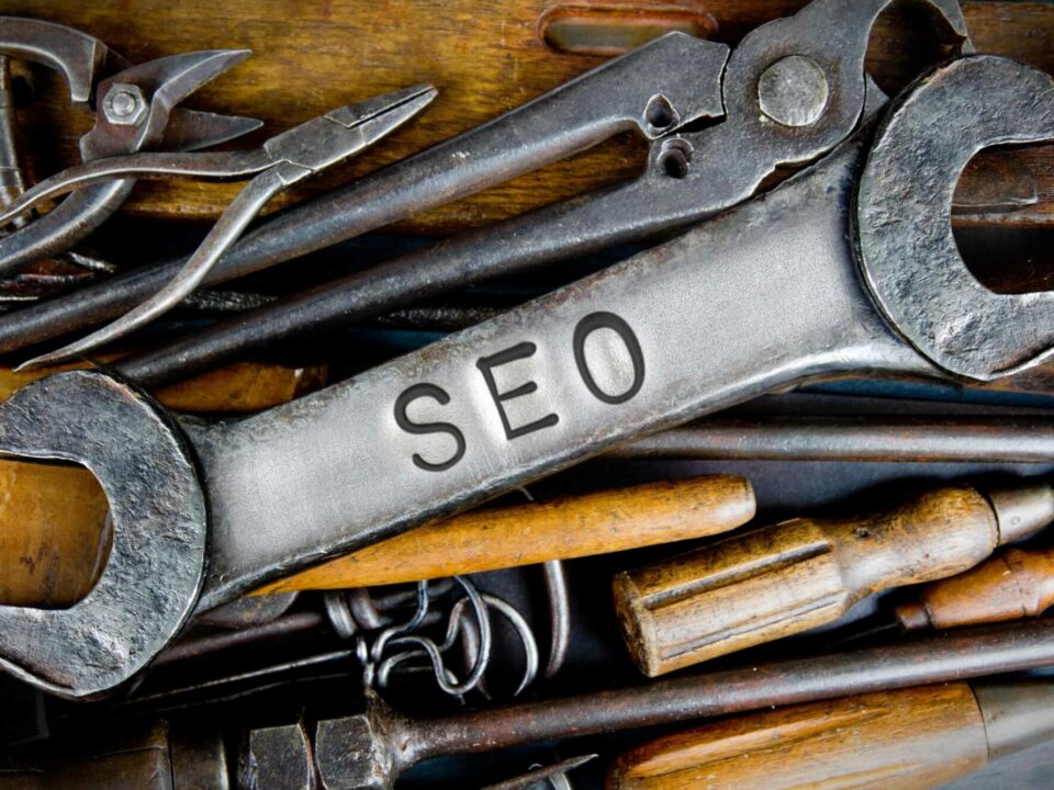 Outil portant l'inscription SEO sur son manche